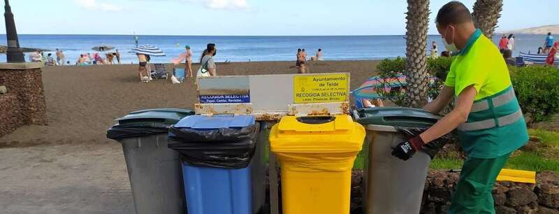 Operario de la UTE retirando la basura de los recipientes situados en la playa de Melenara el pasado fin de semana/TA.